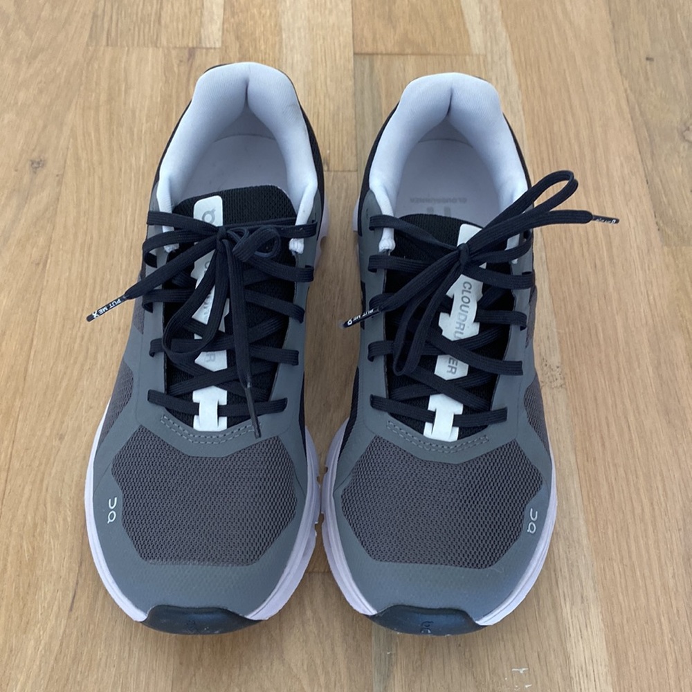 On Running Cloudrunner Shoes 
Current condition, see last 4 photos updated. - Picture 3 of 8